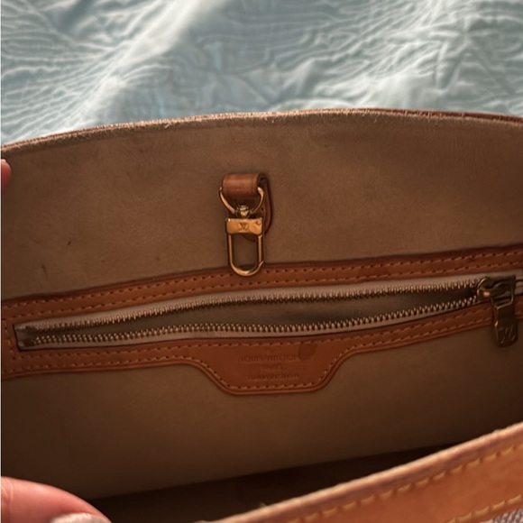 Louis Vuitton purse like new - Picture 2 of 5